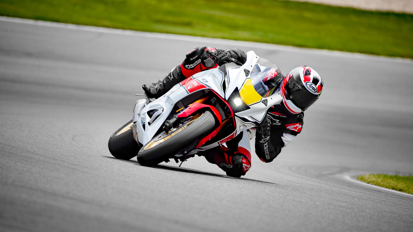 2022 YAM YZF700R7SV EU SW ACT 004 03 Preview