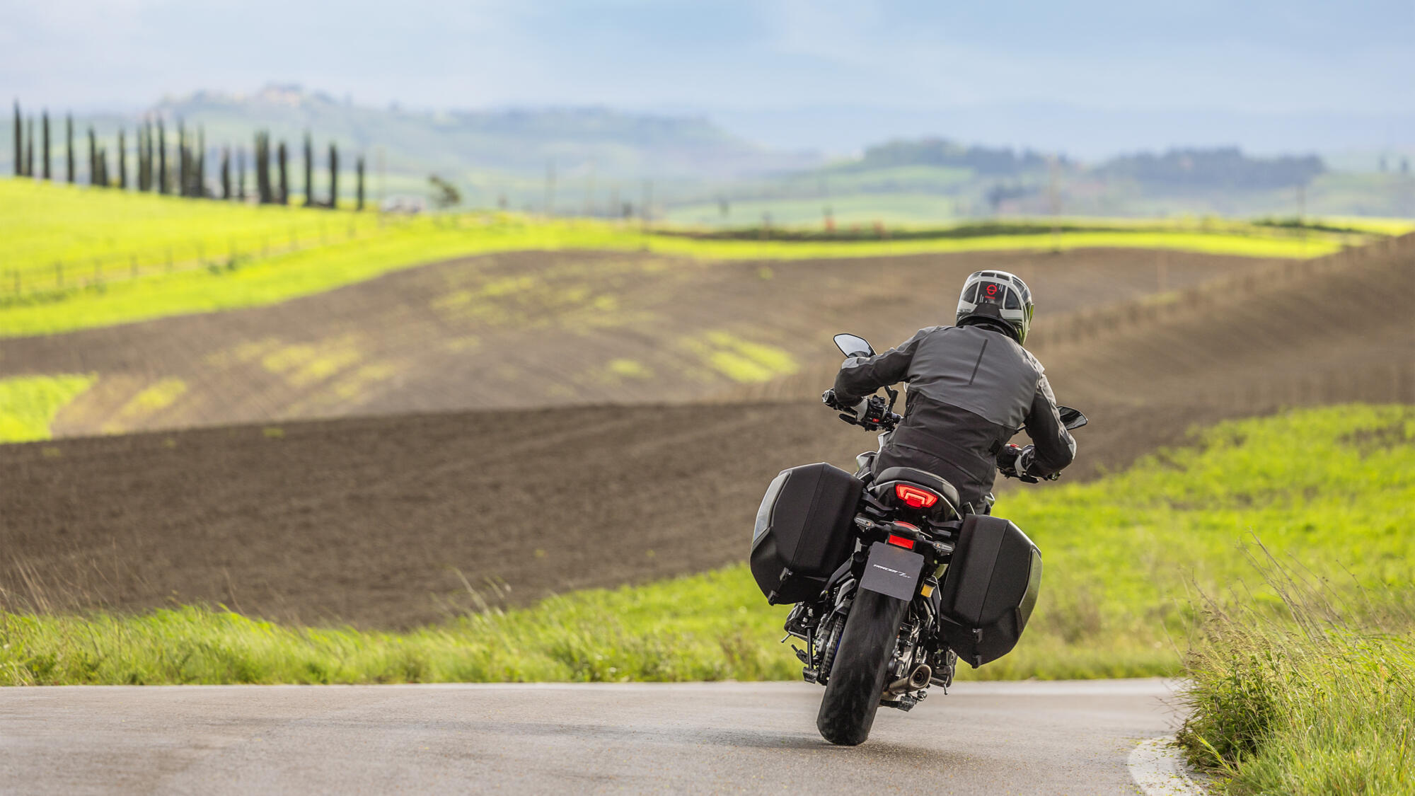 2025 Yamaha MT07TRGT EU Icon Performance Action 006 03